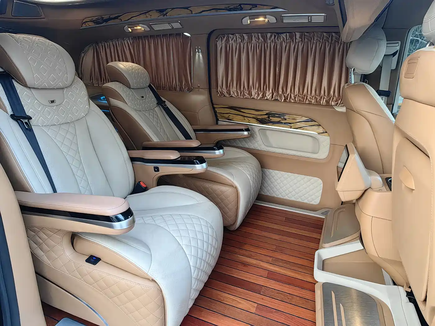 Mercedes-Benz V-Class 2018 V 260 L Premium Long Wheelbase Edition China VI фото 14