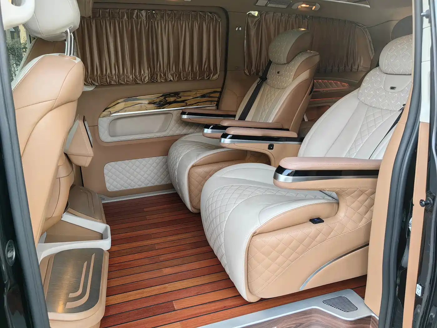 Mercedes-Benz V-Class 2018 V 260 L Premium Long Wheelbase Edition China VI фото 29
