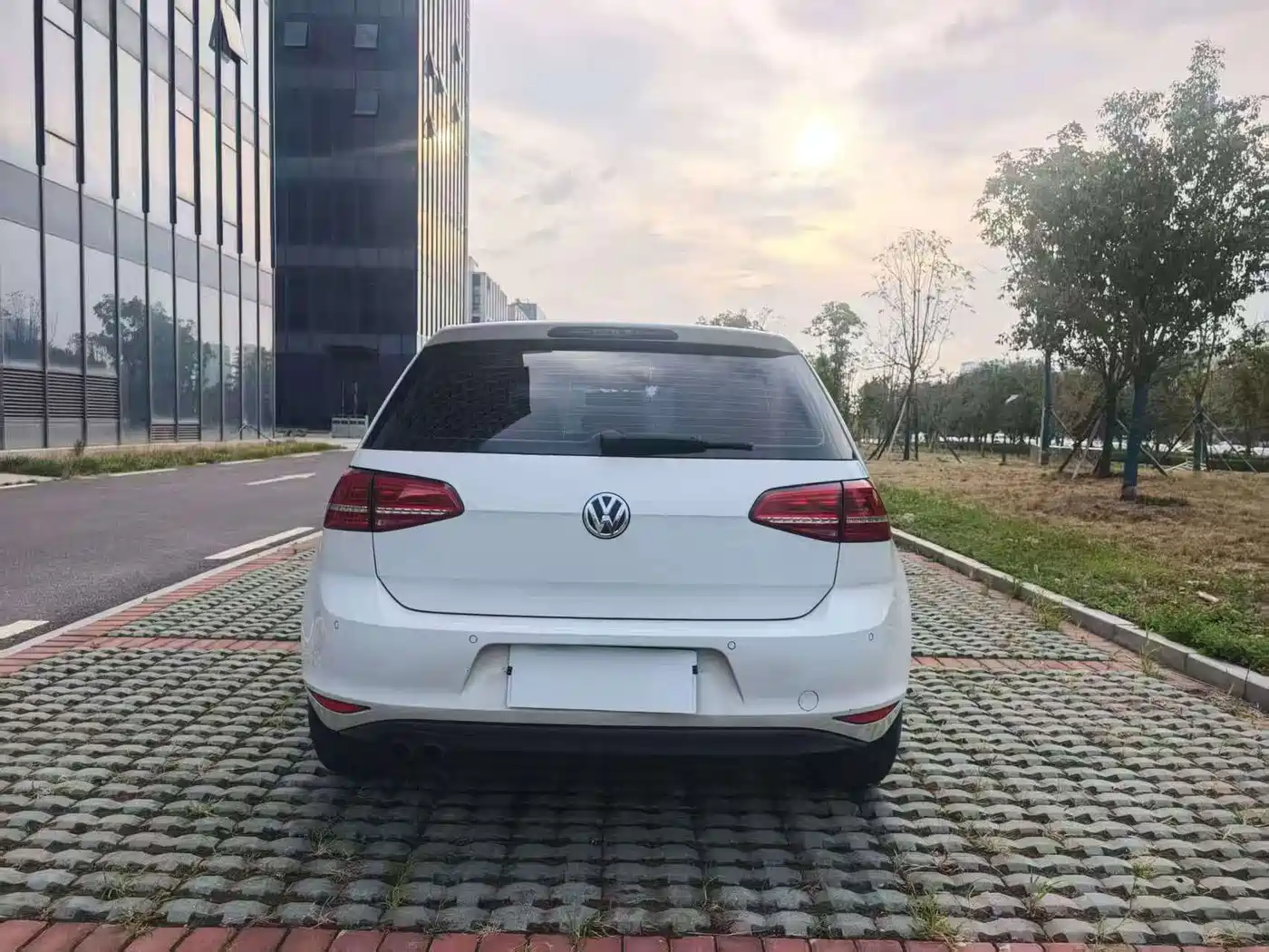 Photo 5 - Volkswagen Golf