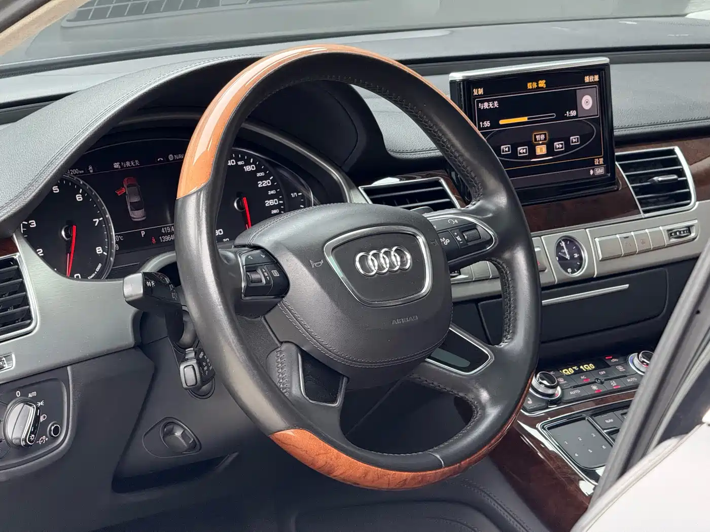 Audi A8 2011 A8L W12 6.3 FSI quattro фото 5