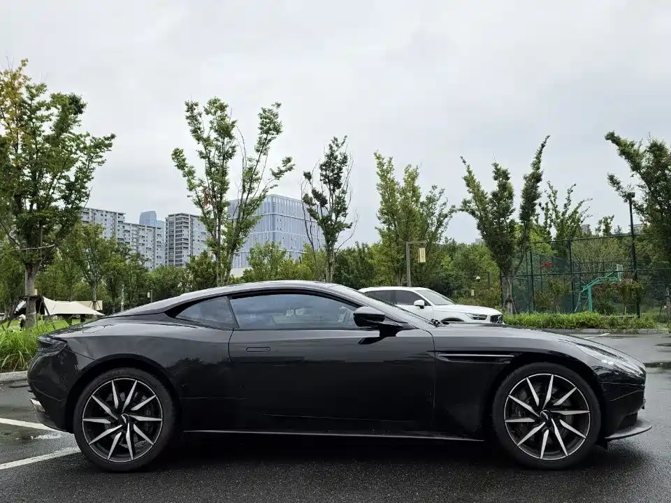 Фото 9 - Aston Martin DB11
