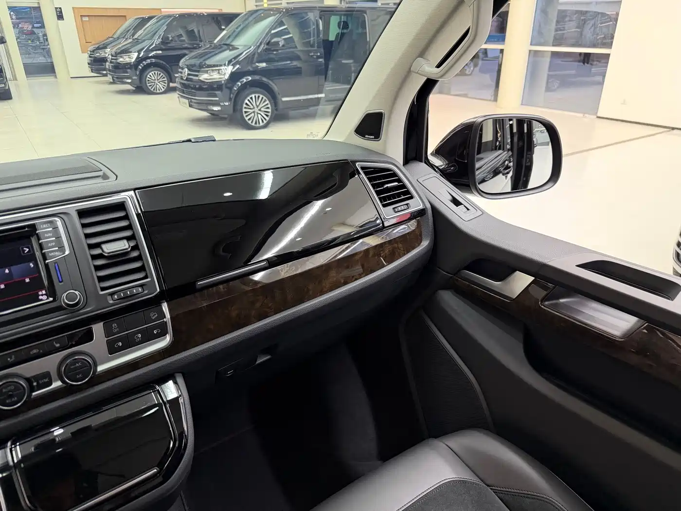 Volkswagen Multivan 2019 2019 2.0TSI 4WD Premium 7-seater