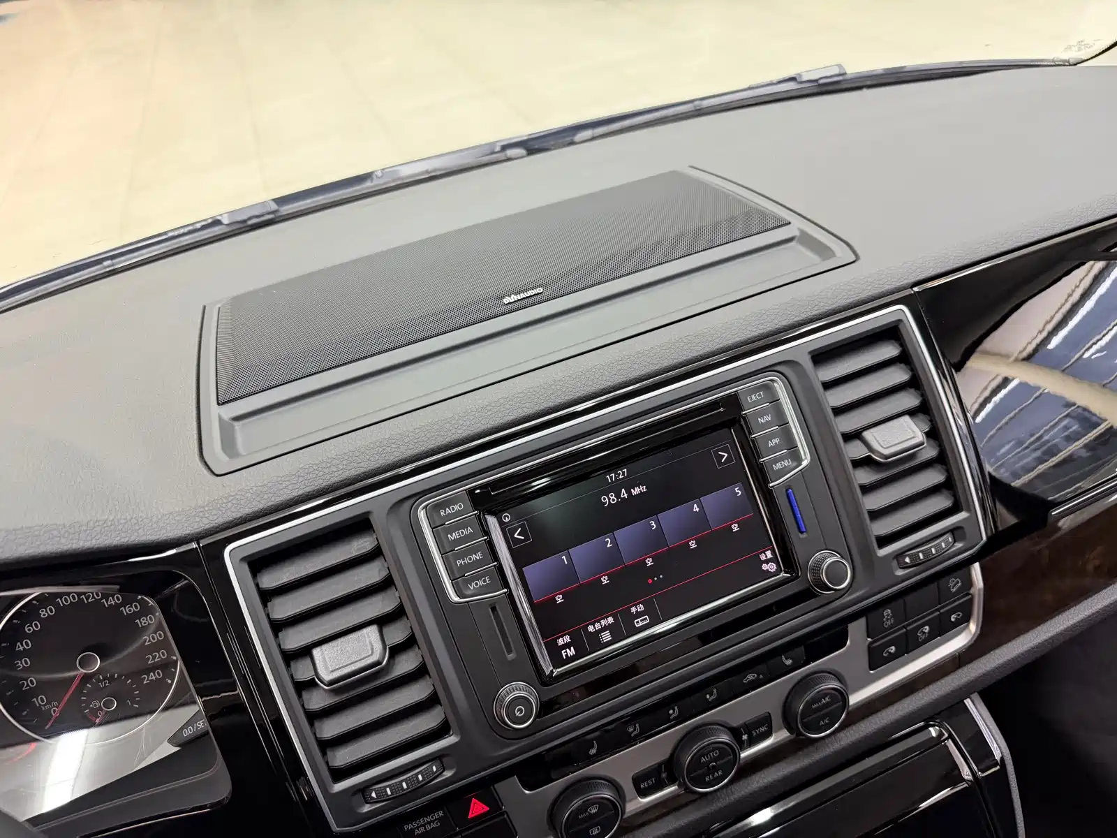 Фото 25 - Volkswagen Multivan