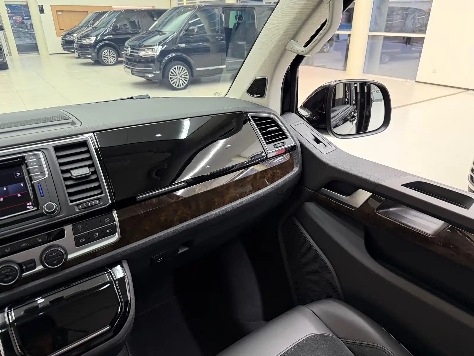 Фото 26 - Volkswagen Multivan