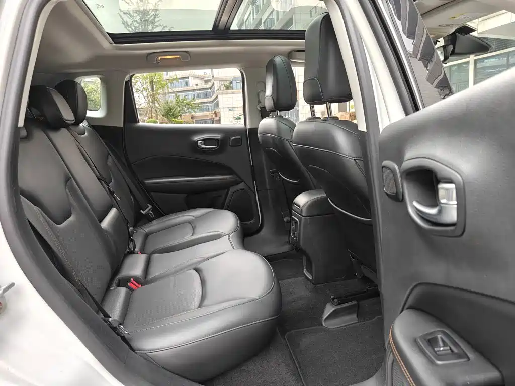 Фото 15 - Jeep Compass