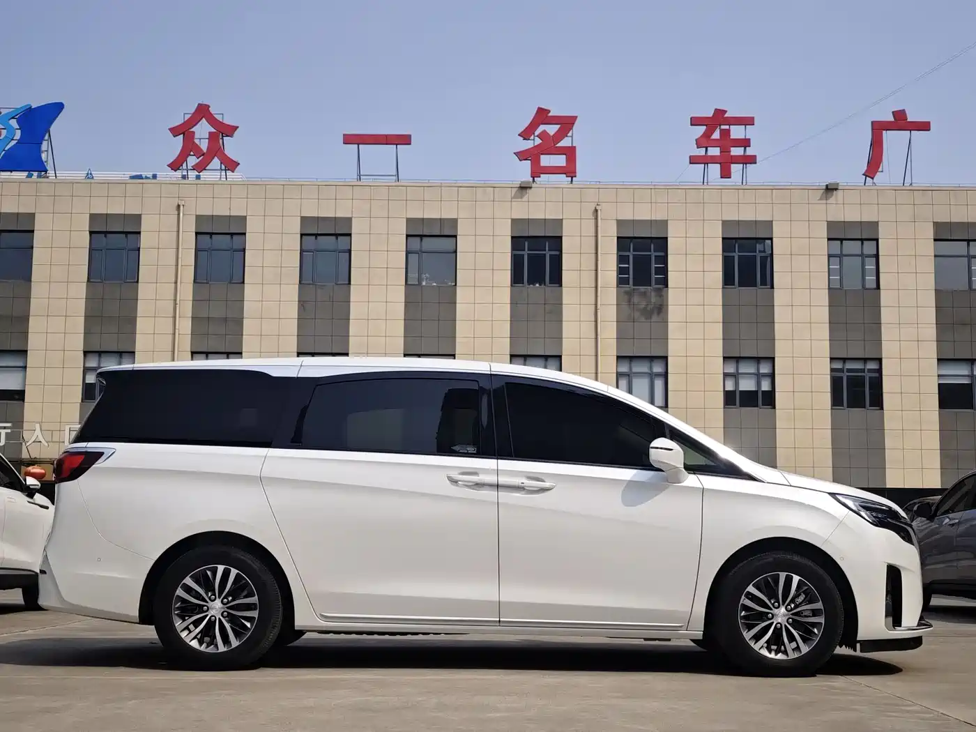 Buick GL8 2023 ES Landmaster Exclusive фото 3