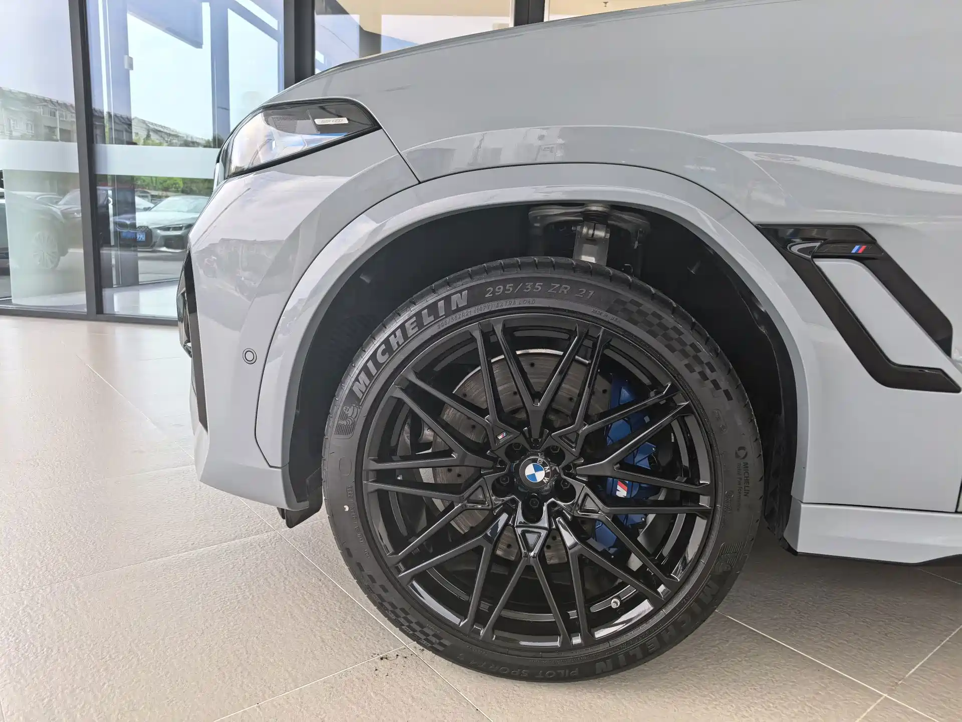 Photo 3 - BMW X6 M