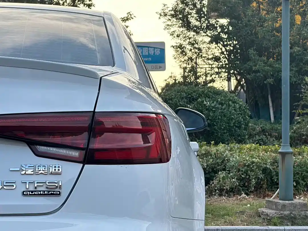 Photo 5 - Audi A4L