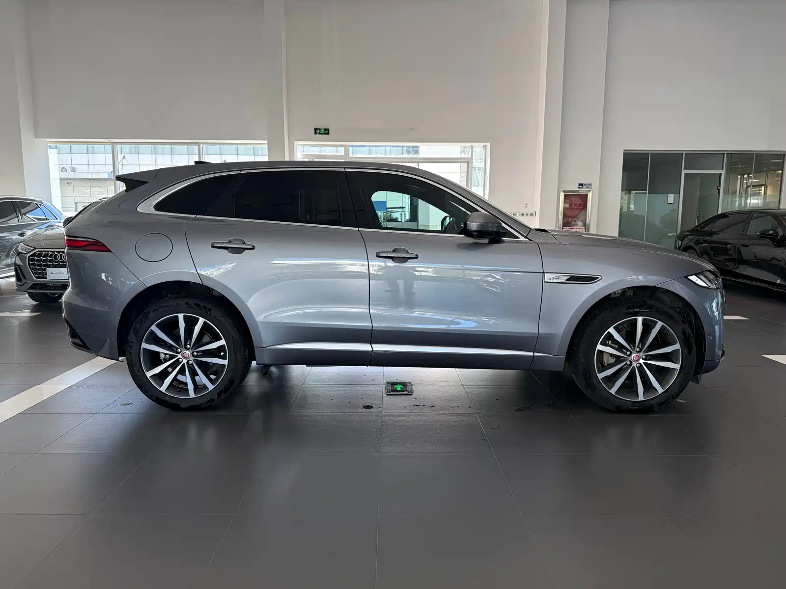 Photo 7 - Jaguar F-PACE
