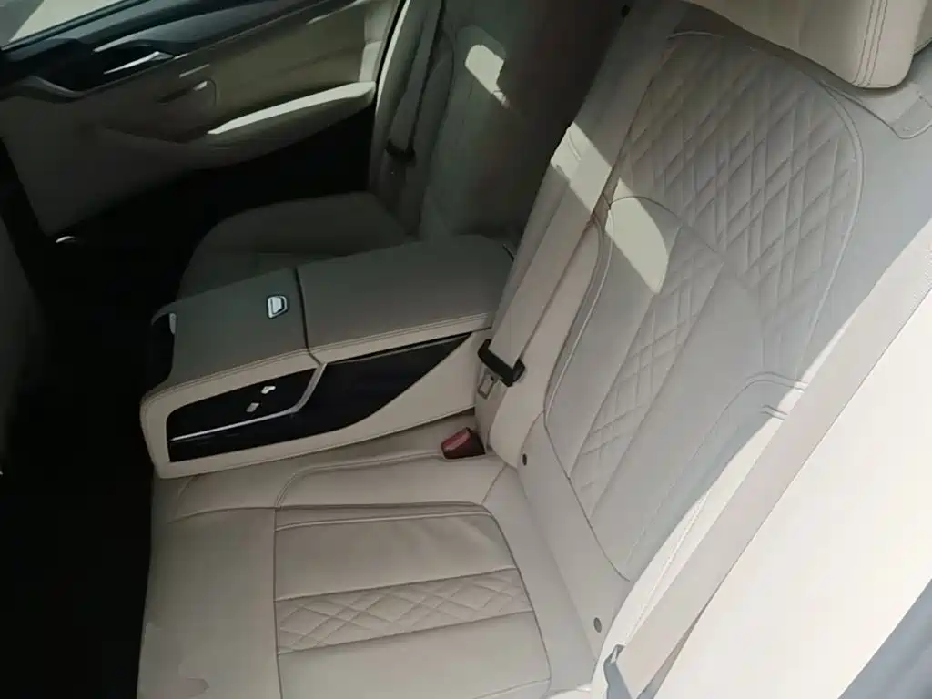 Фото 17 - BMW 5 Series