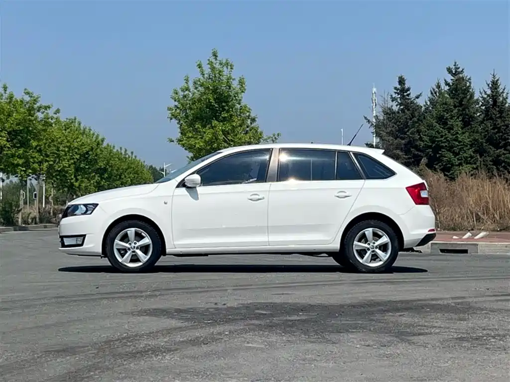 Škoda Skoda Rapid Spaceback 2016 Facelift 1.6L Automatic Innovation Edition фото 12