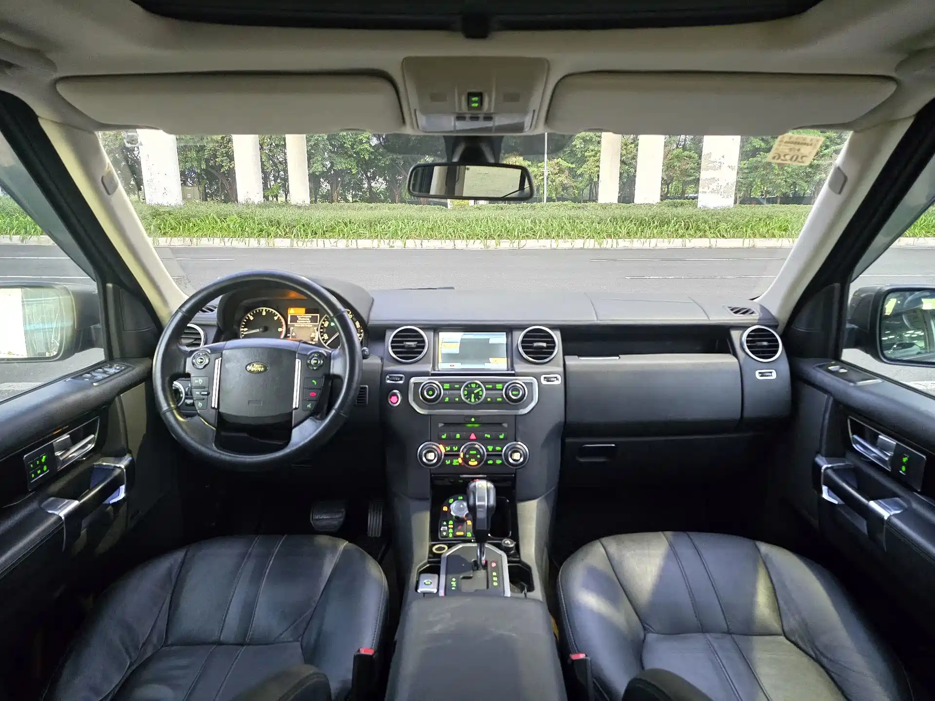 Photo 11 - Land Rover Discovery