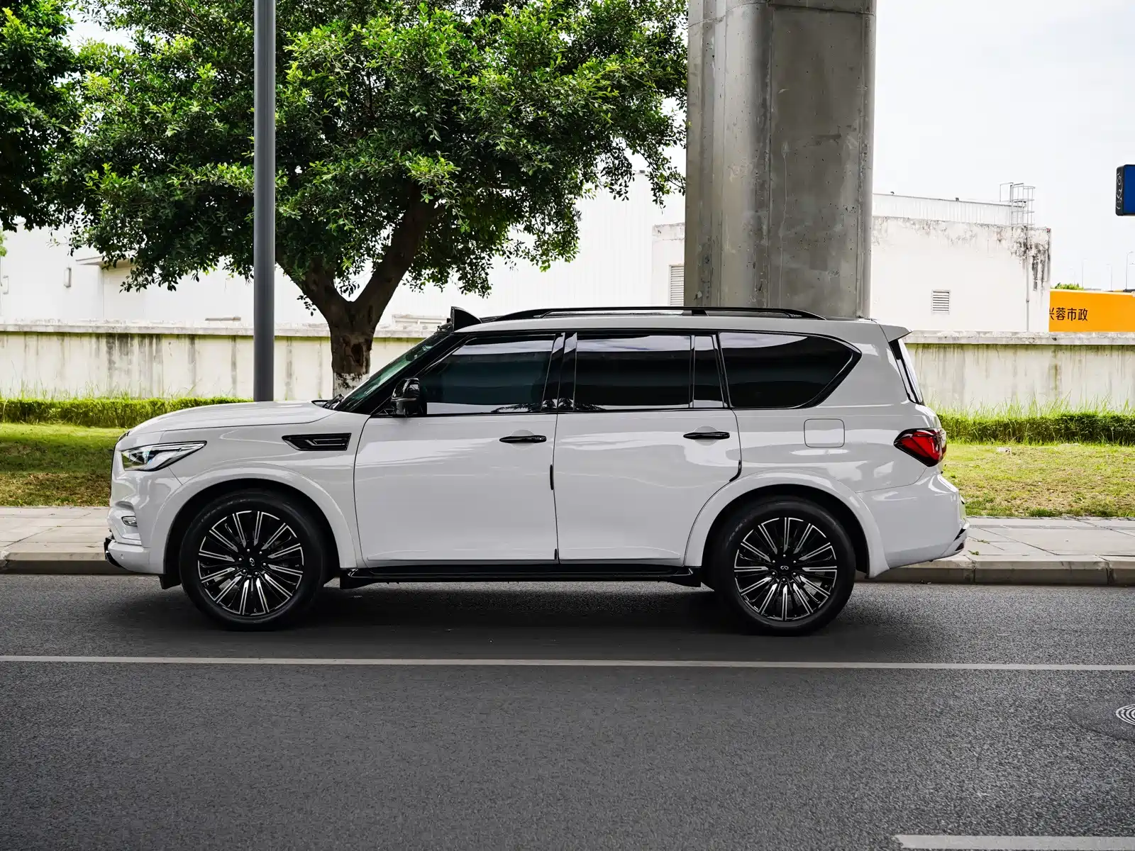 Фото 2 - Infiniti QX80