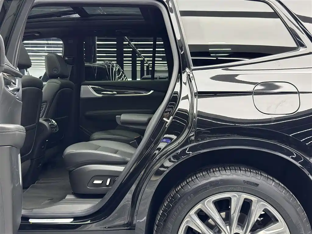 CADILLAC XT6