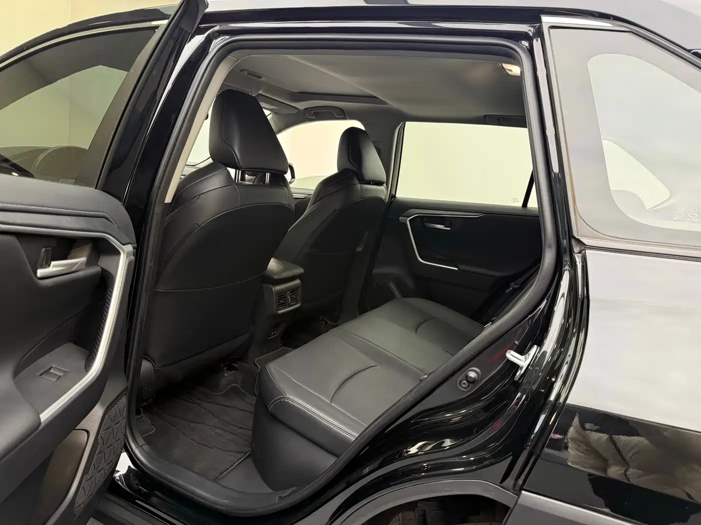 Toyota Wildlander 2023 Hybrid 2.5L E-CVT FWD Urban Edition фото 10
