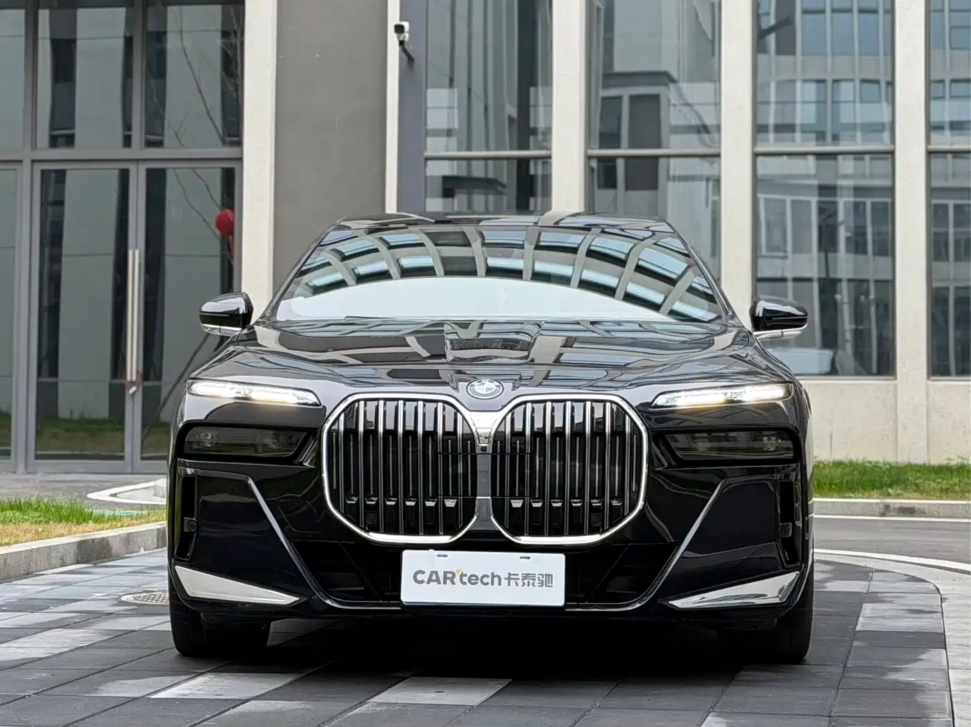 BMW 7 Series 2023 740Li Exclusive M Sport Package фото 2