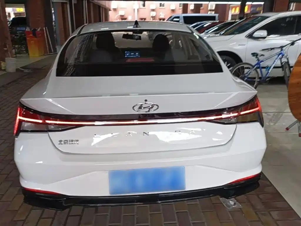 Hyundai Elantra 2021 1.5L CVT LUX Premium Edition фото 6