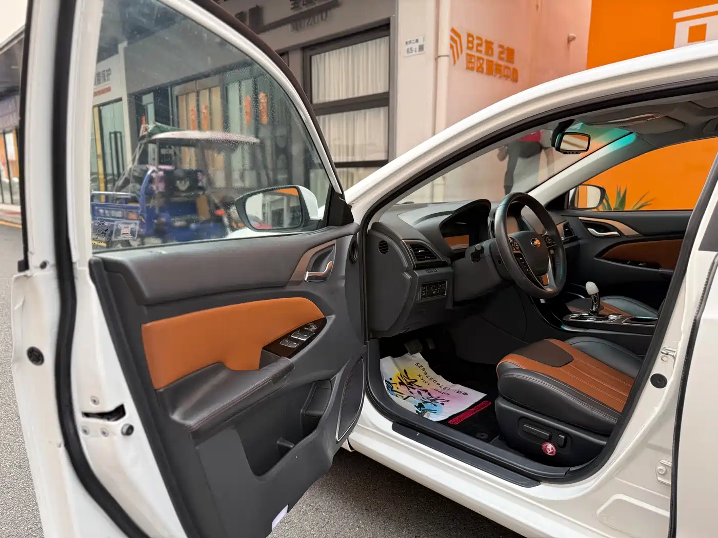 BYD Qin New Energy 2015 1.5T Dual Crown Flagship Edition фото 9