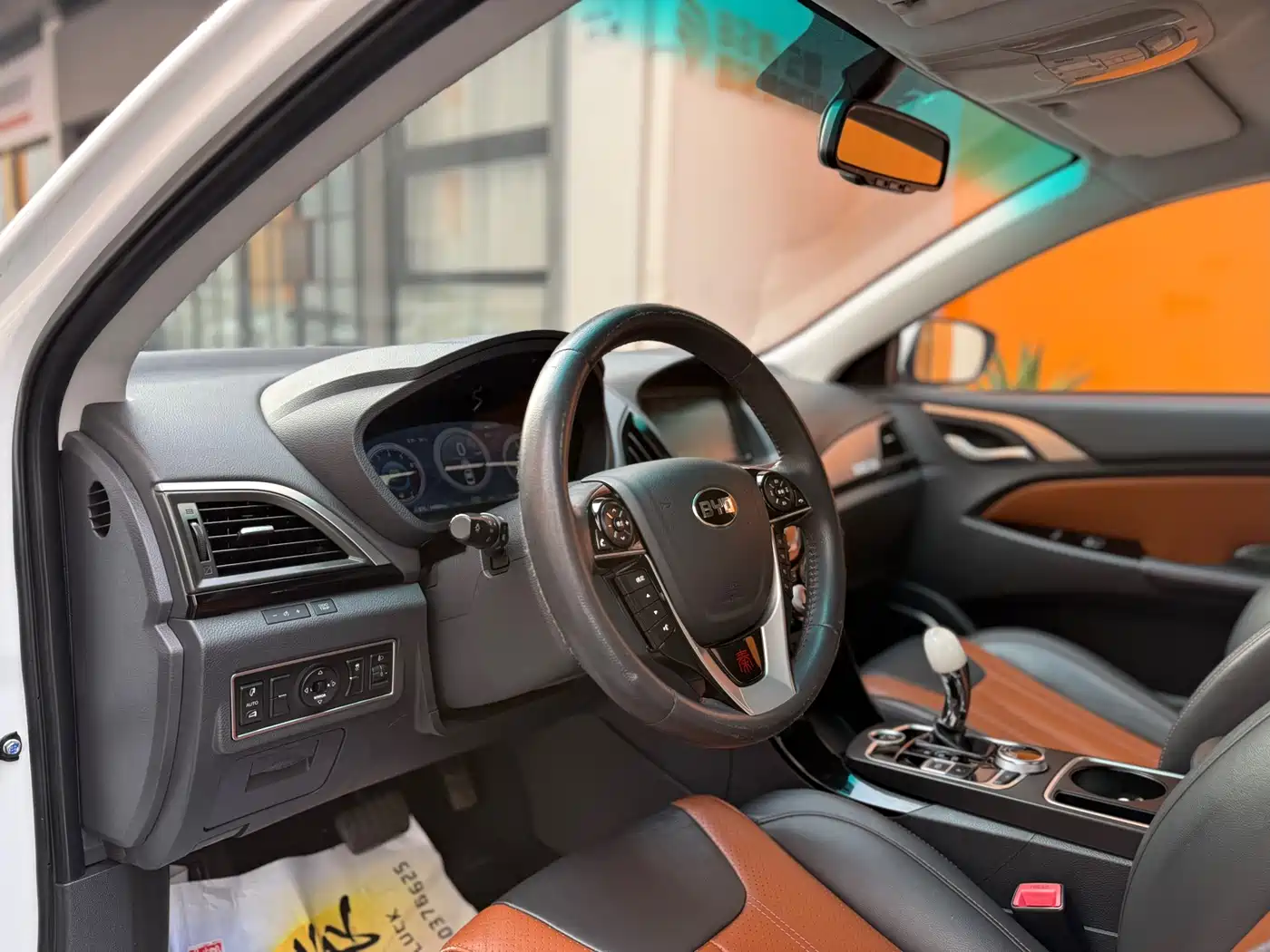 BYD Qin New Energy 2015 1.5T Dual Crown Flagship Edition фото 12