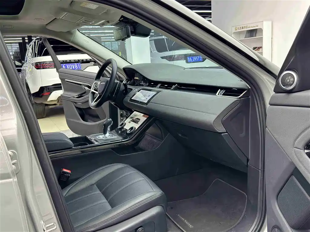 Land Rover Range Rover Evoque 2023 Range Rover Evoque L 249PS Corinthian Bronze Special Edition фото 8