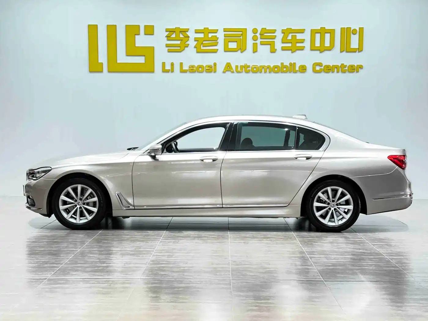 BMW 7 Series 2016 730Li Leading фото 5