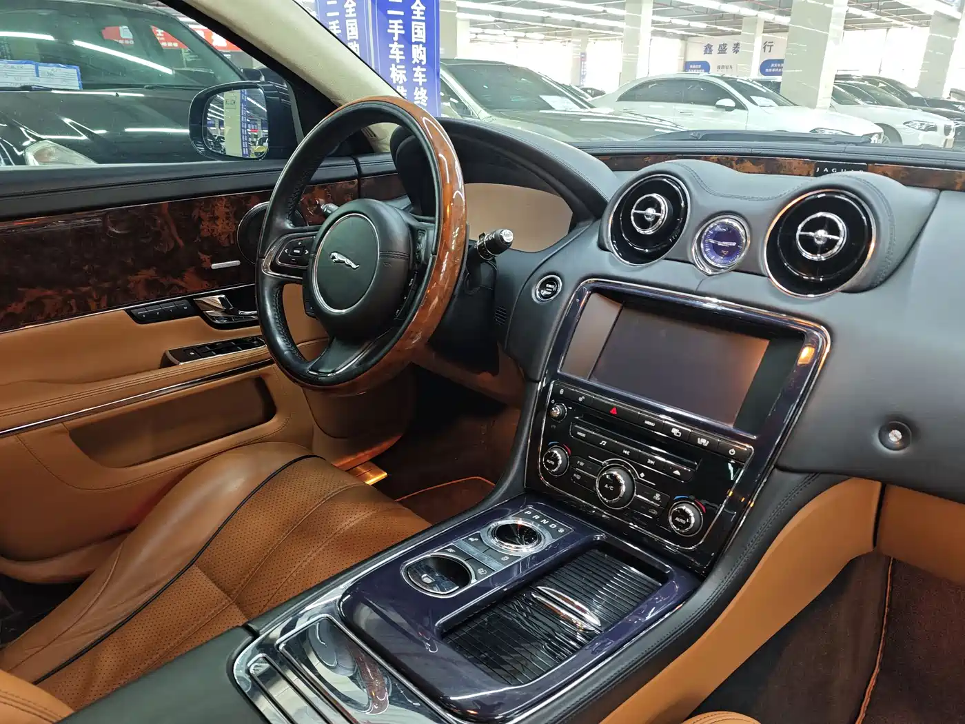 Jaguar XJ 2010 Model XJL 5.0 Panoramic Luxury Edition фото 10