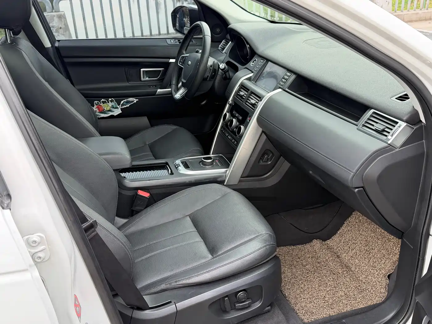 Land Rover Discovery Sport 2017 2.0T SE фото 17