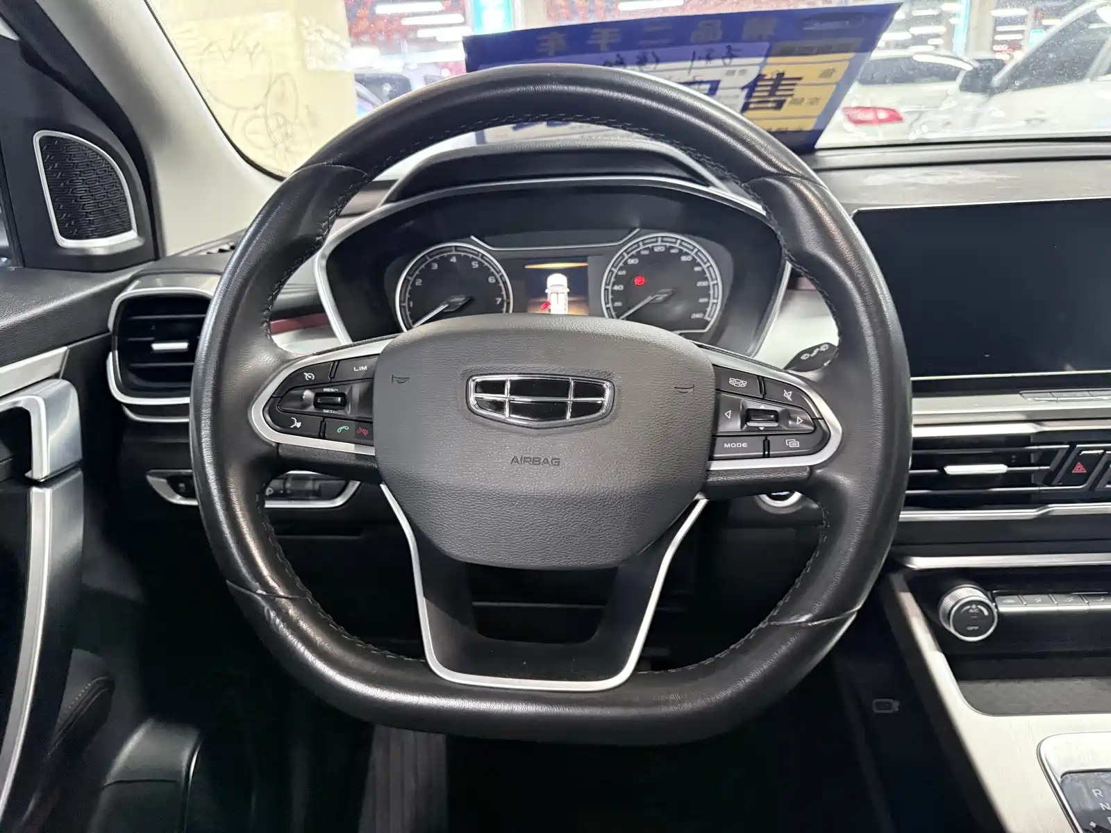 Фото 11 - Geely Coolray