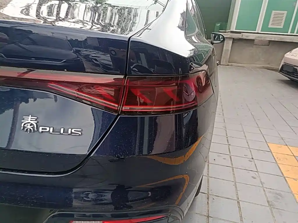 BYD Qin PLUS 2024 Glory Edition DM-i 120KM Surpass фото 8