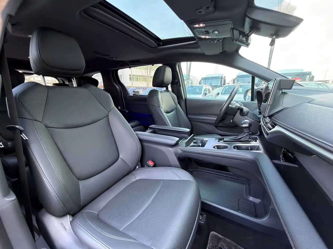 Toyota Sienna 2023 2.5L Hybrid Premium Edition фото 17
