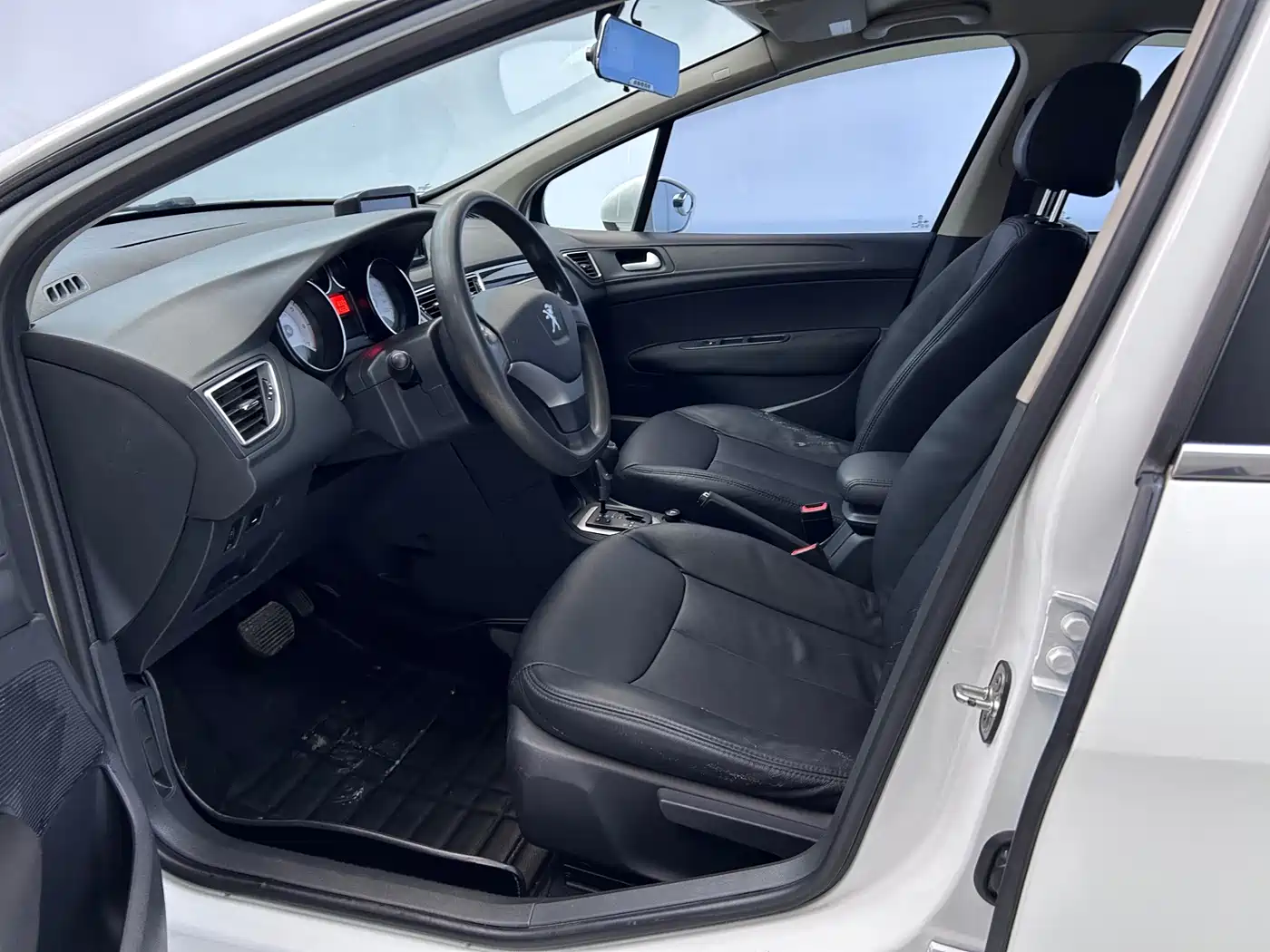 Peugeot 308 2014 Model Joy Edition Classic 1.6L Automatic Superior Style фото 8