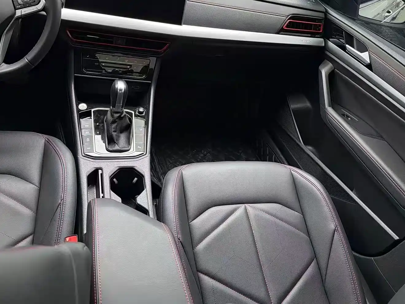 Volkswagen Lavida 2023 Model 300TSI DSG Starlight Leading Edition фото 8