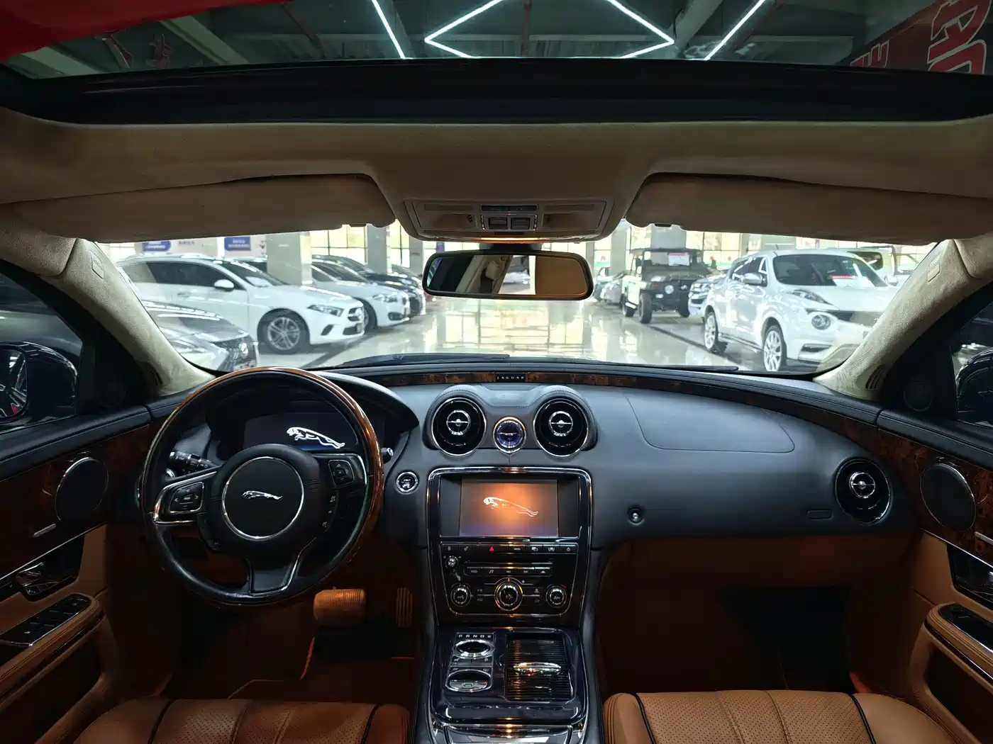 Jaguar XJ 2010 Model XJL 5.0 Panoramic Luxury Edition фото 9