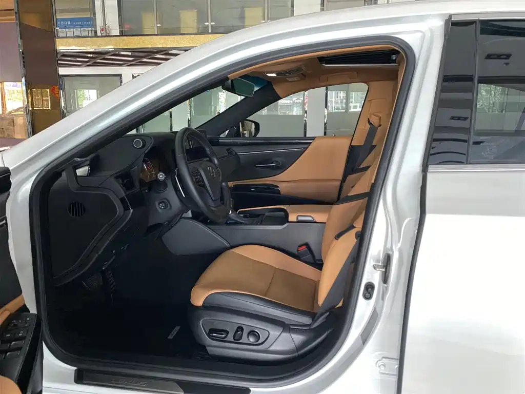 Lexus ES 2023 200 Excellence Edition фото 14