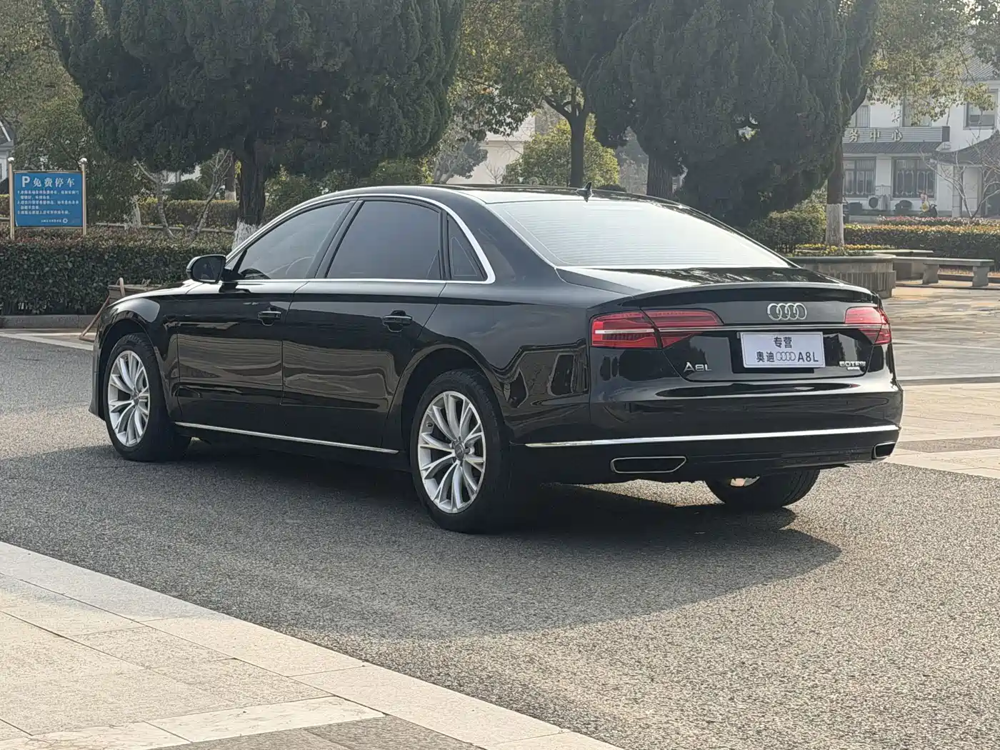 Фото 12 - Audi A8