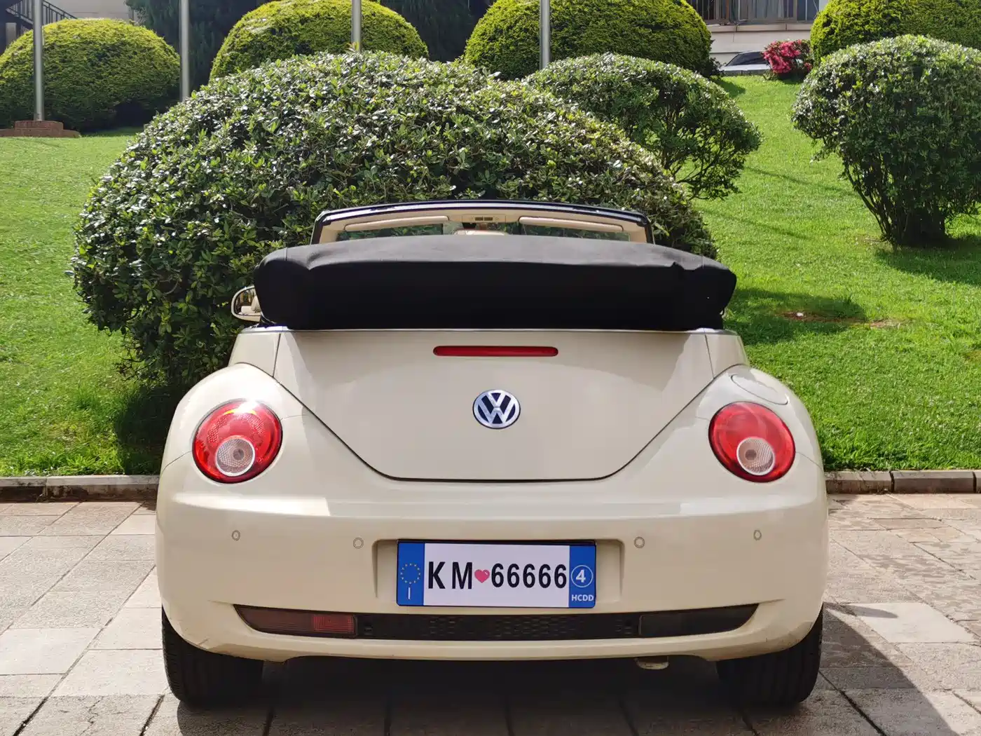 Volkswagen Beetle 2010 Model 2.0 BlackOrange Convertible Luxury Edition фото 9