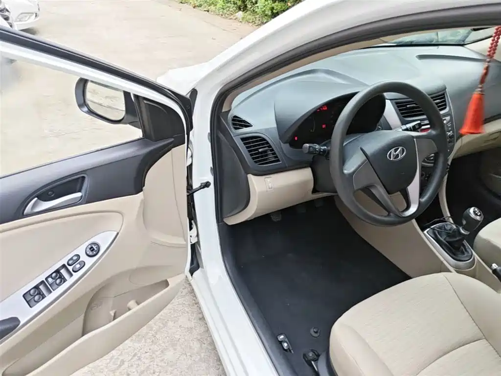 Hyundai Verna 2014 1.4L Manual Smart GLS фото 16