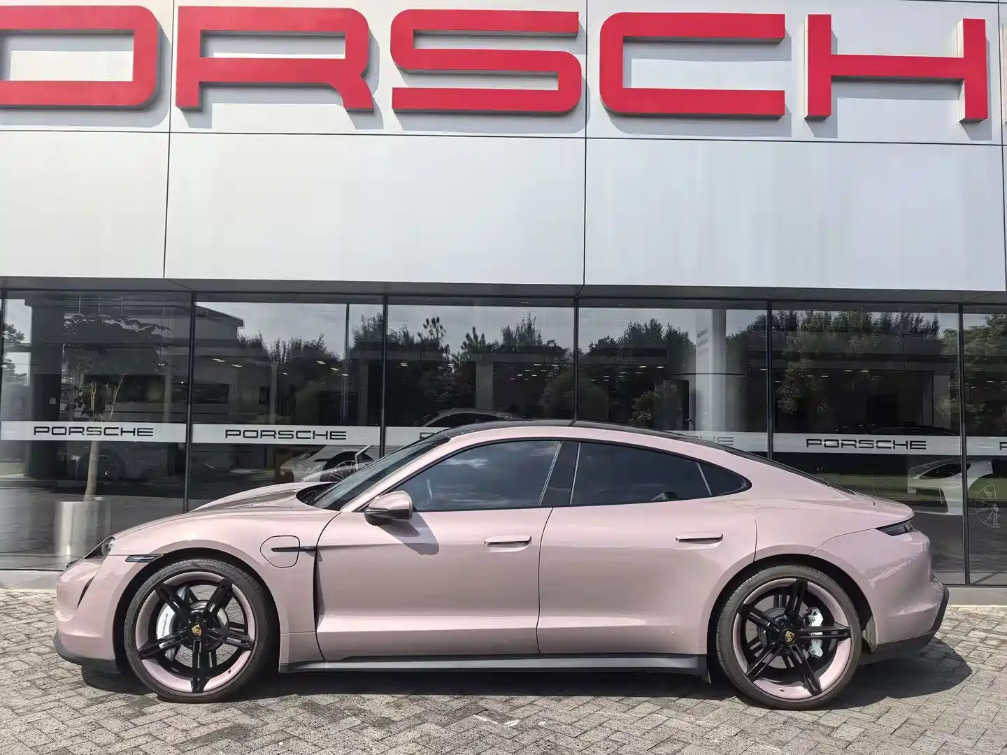 صورة 3 - Porsche Taycan