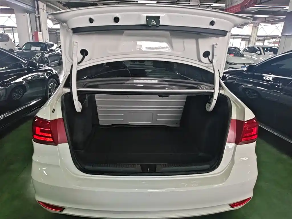 Volkswagen Santana 2016 1.6L Automatic Comfort Edition фото 19