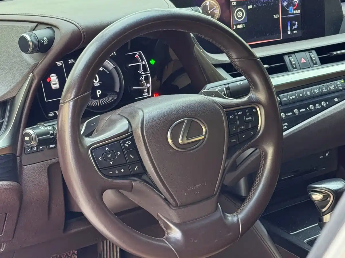 Фото 7 - Lexus ES