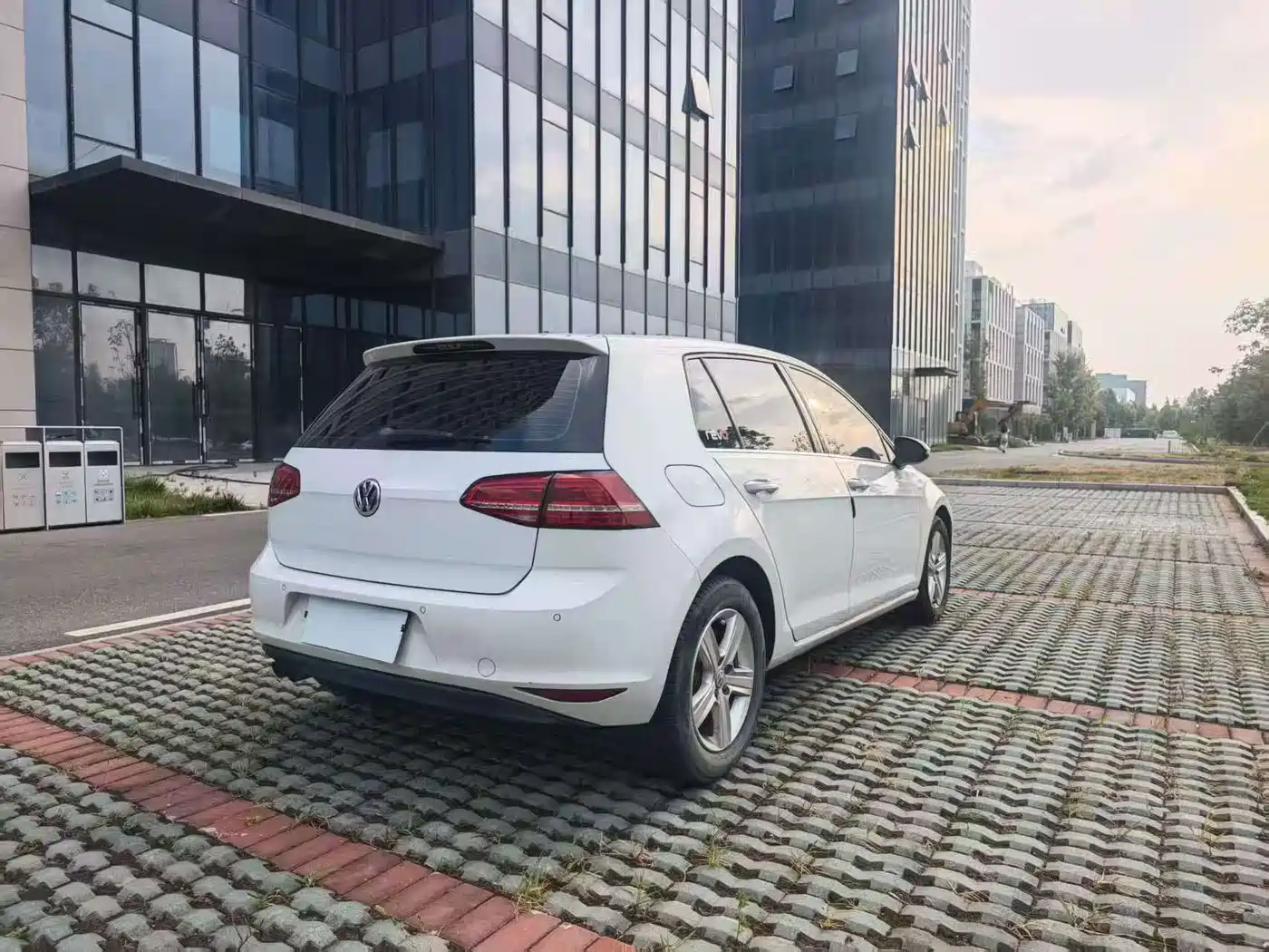 Photo 6 - Volkswagen Golf