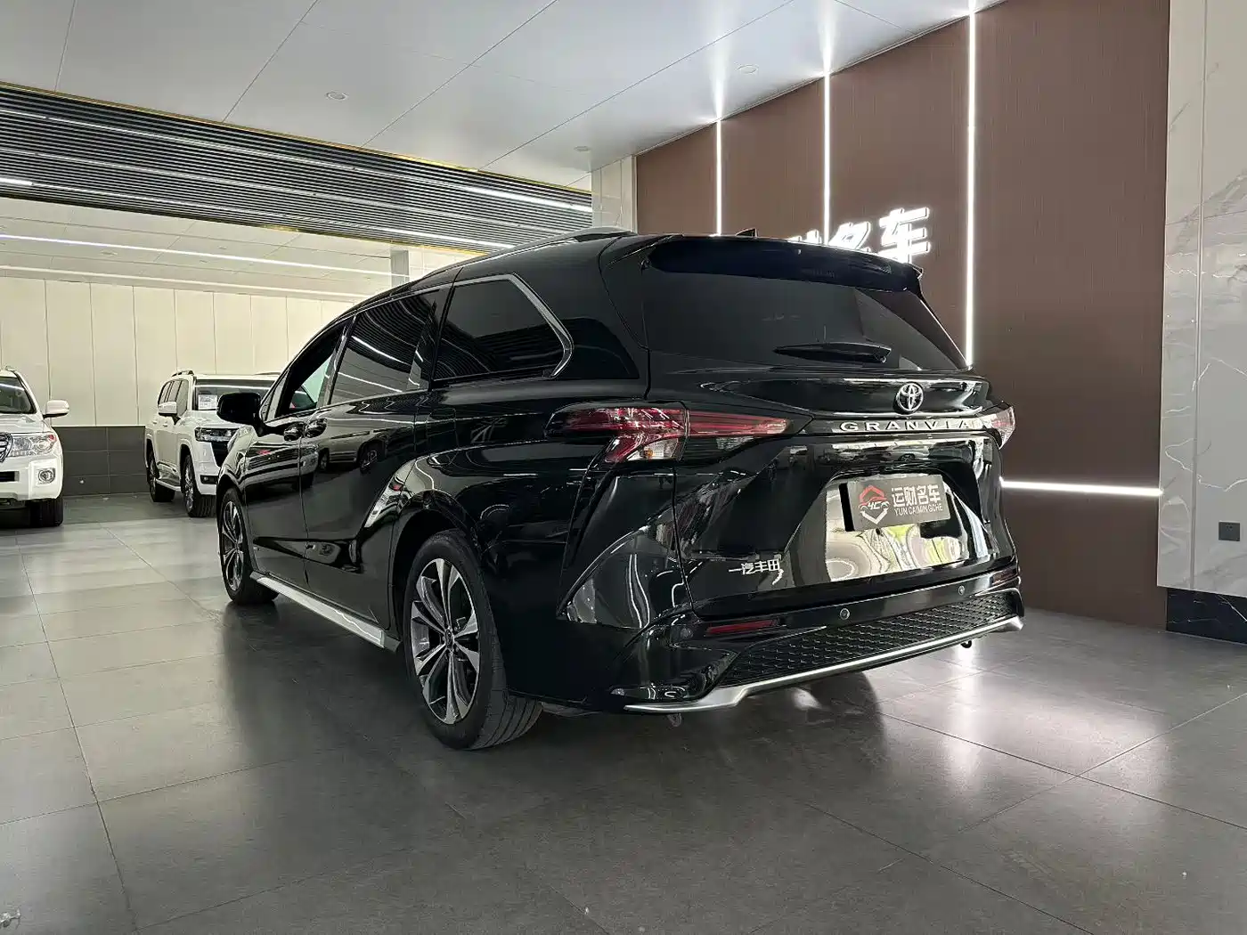 Toyota Granvia 2024 2.5L Hybrid Premium PLUS фото 7