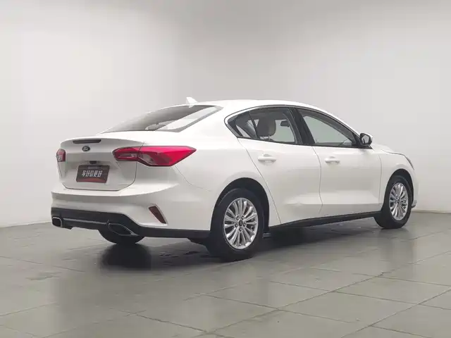 Ford Focus 2021 Sedan EcoBoost 180 Auto Trend — фото 2