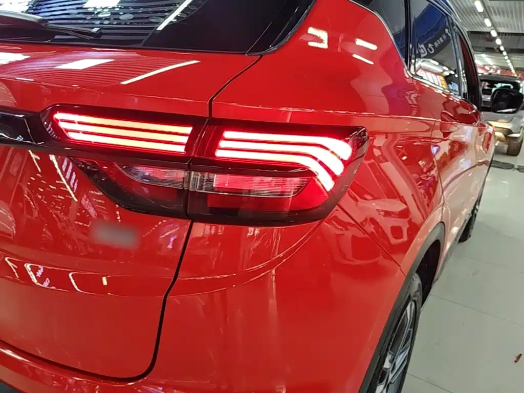 Фото 8 - Geely Binyue