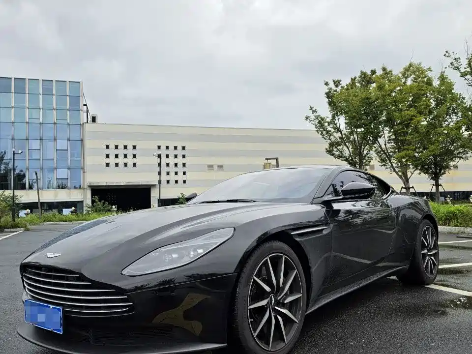 Фото 3 - Aston Martin DB11