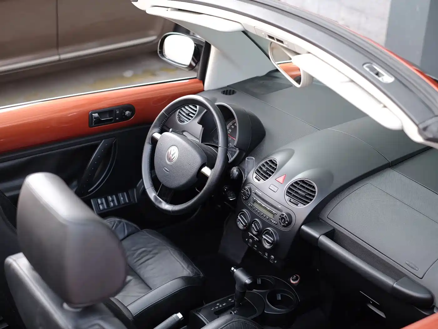Volkswagen Beetle 2010 Model 2.0 BlackOrange Convertible Luxury Edition фото 35