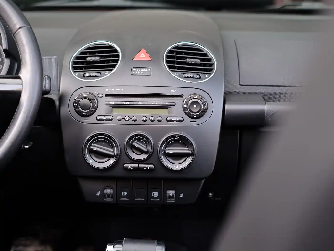 Volkswagen Beetle 2010 Model 2.0 BlackOrange Convertible Luxury Edition фото 38