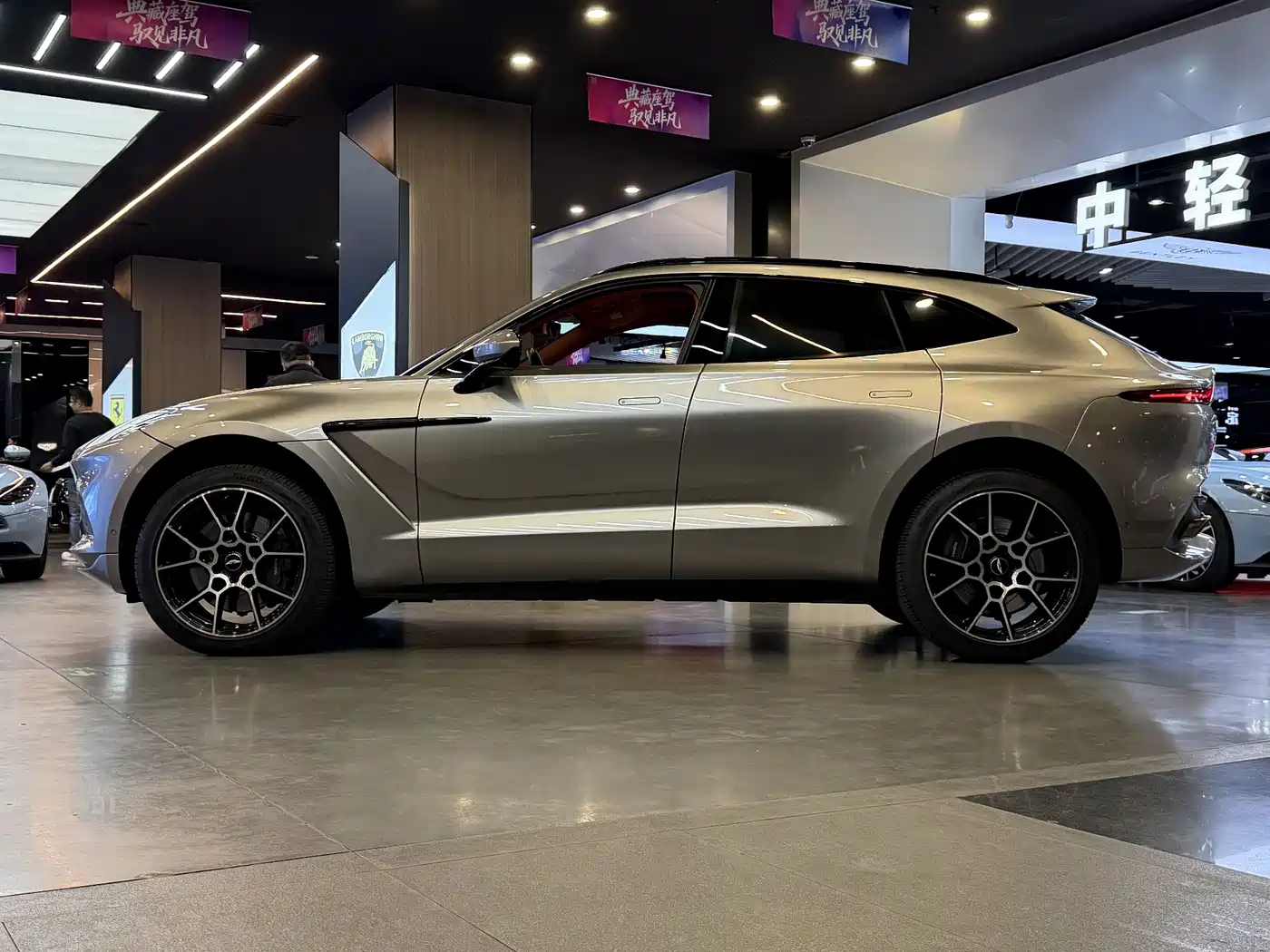 ASTON MARTIN DBX