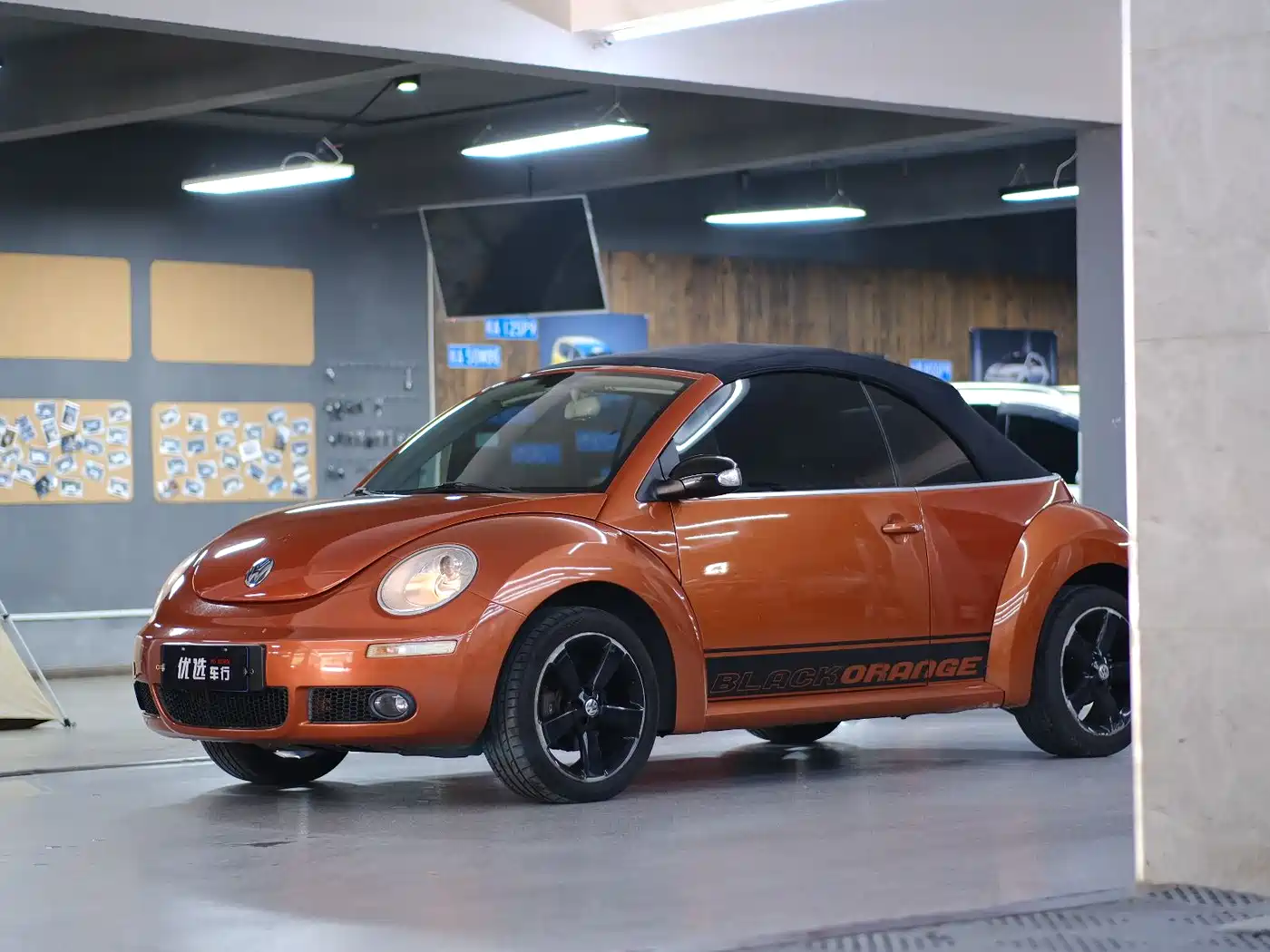 Volkswagen Beetle 2010 Model 2.0 BlackOrange Convertible Luxury Edition фото 11