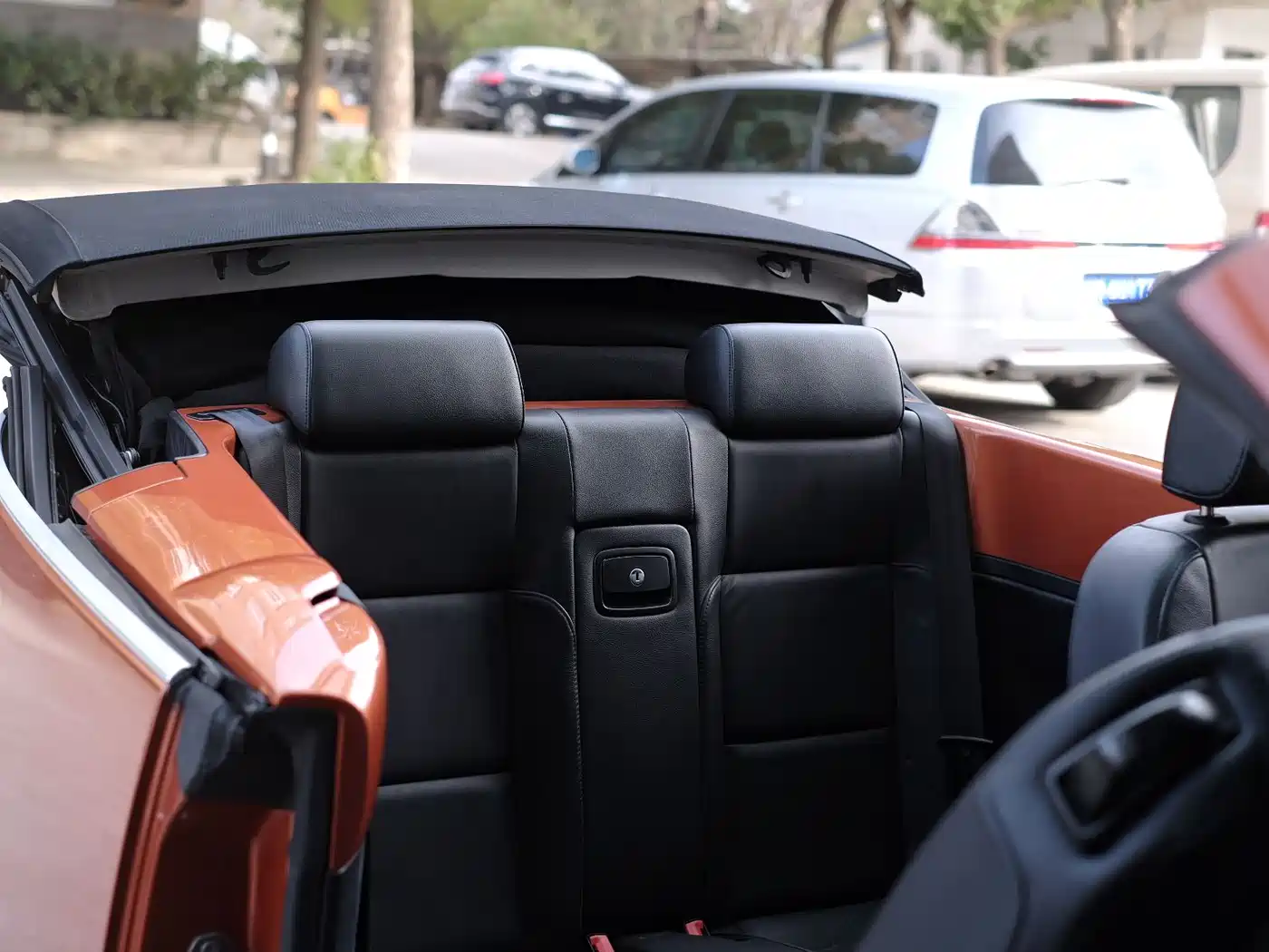 Volkswagen Beetle 2010 Model 2.0 BlackOrange Convertible Luxury Edition фото 58